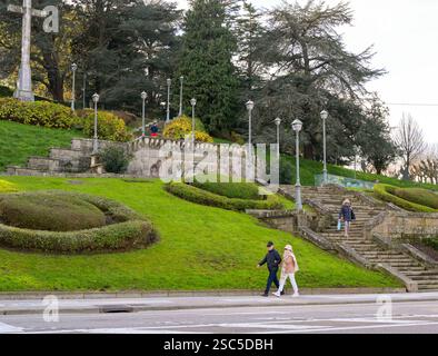 Vigo, Spanien - 14. Januar 2025: Treppe am Eingang zum öffentlichen Park auf dem O Castro Mountain in Vigo. Die Stufen führen zur Festung El Castro Stockfoto