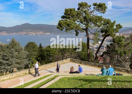 Vigo, Spanien - 14. Januar 2025: Panoramablick auf die Menschen, die sich im öffentlichen Park auf dem Castro Mountain mit Blick auf die Stadt Vigo entspannen. Stockfoto