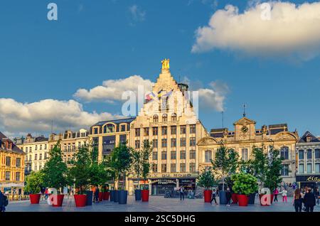 Lille, Frankreich, 3. Juli 2023: La Grand Place General de Gaulle im historischen Stadtzentrum und La Voix du Nord, Theatre du Nord, Französisch-Flandern, Stockfoto