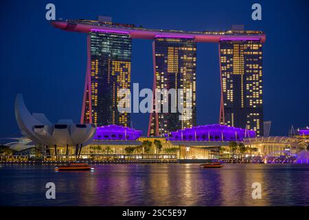Die nächtliche Spectra Light & Water Show im Marina Bay Sands Hotel and Resort erleuchtet den Nachthimmel auf spektakuläre Art und Weise Stockfoto