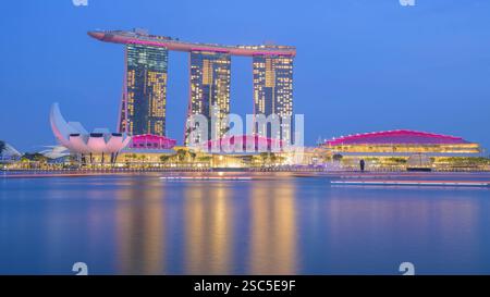 Die nächtliche Spectra Light & Water Show im Marina Bay Sands Hotel and Resort erleuchtet den Nachthimmel auf spektakuläre Art und Weise Stockfoto