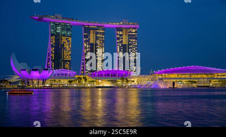 Die nächtliche Spectra Light & Water Show im Marina Bay Sands Hotel and Resort erleuchtet den Nachthimmel auf spektakuläre Art und Weise Stockfoto