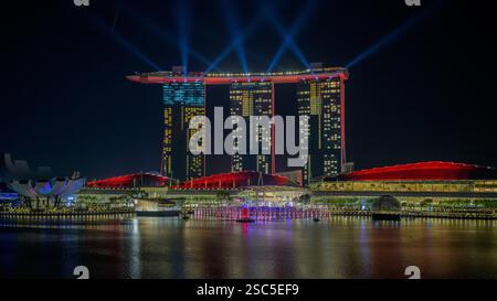 Die nächtliche Spectra Light & Water Show im Marina Bay Sands Hotel and Resort erleuchtet den Nachthimmel auf spektakuläre Art und Weise Stockfoto