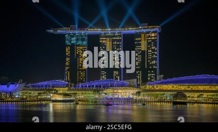 Die nächtliche Spectra Light & Water Show im Marina Bay Sands Hotel and Resort erleuchtet den Nachthimmel auf spektakuläre Art und Weise Stockfoto