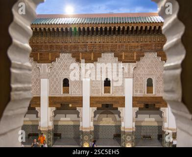 Madrassa Ben Youssef, Universitätsgebäude aus dem 16. Jahrhundert mit Gebetsraum und dekorierter Terrasse mit Geländer und Peitsche. Marrakesch, Marokko Stockfoto