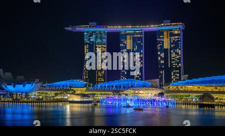 Die nächtliche Spectra Light & Water Show im Marina Bay Sands Hotel and Resort erleuchtet den Nachthimmel auf spektakuläre Art und Weise Stockfoto