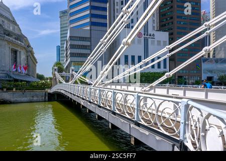 Die Cavanagh Bridge über den Singapore River wurde von P & W Maclellan Engineers in Glasgow als Zugbrücke entworfen und stammt aus dem Jahr 1868. Stockfoto