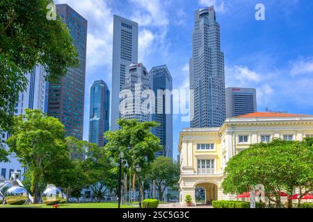 Über dem historischen neopalladianischen Empress Place Building ragen die Wolkenkratzer des Finanzviertels Singapurs. Stockfoto