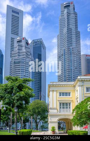 Über dem historischen neopalladianischen Empress Place Building ragen die Wolkenkratzer des Finanzviertels Singapurs. Stockfoto