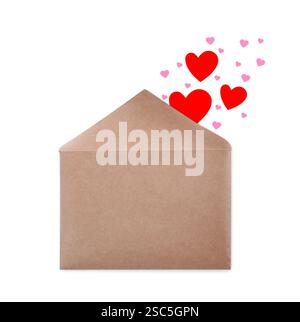 Rote Papierherzen fliegen aus dem Umschlag auf weißem Hintergrund. Liebesbrief Stockfoto