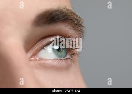 Nahaufnahme eines Mannes mit grünen Augen Stockfoto