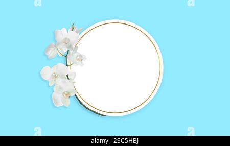 Leere Karte und Orchideenblüten auf hellblauem Hintergrund, Draufsicht. Bannerdesign Stockfoto