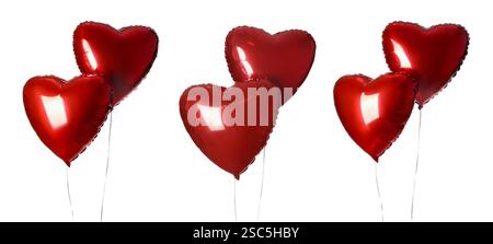 Glänzend rote, herzförmige Ballons isoliert auf weiß Stockfoto