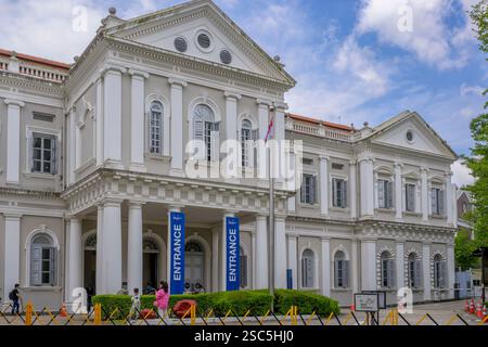 Die Fassade und der Haupteingang des historischen Nationalmuseums von Singapur. Stockfoto