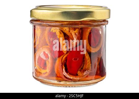 Gerollte Sardellenfilets mit Chili-Paprika in Öl in Glasgefäß isoliert auf weißem Hintergrund isoliert auf weiß Stockfoto