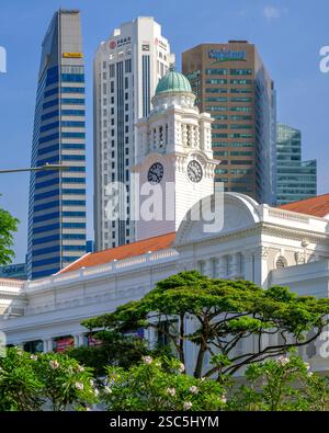 Die majestätischen modernen Wolkenkratzer des aufstrebenden Geschäftszentrums Singapurs dominieren die Skyline über dem historischen neoklassischen Victoria Theatre Stockfoto