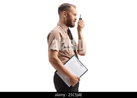 Sicherheitsoffizier hält ein Klemmbrett und benutzt ein Walkie-Talkie isoliert auf weißem Hintergrund Stockfoto