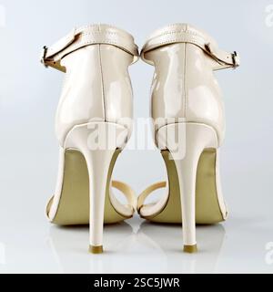 Hochzeitsschuhe. Beige Schuhe mit hohem Absatz. Stockfoto