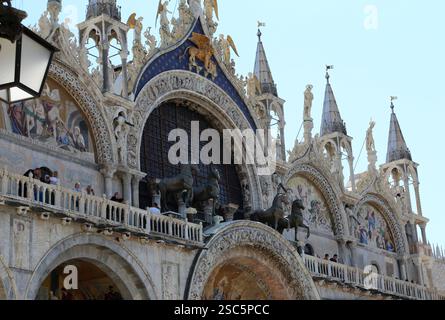 Italien. Venedig. Markusdom, Tympanum und Lünette von St. Alypius-Portal. Mosaic 'Umzug OT St. Marks Körper“. Byzantinisch. Venedig aus dem 13. Jahrhundert. It Stockfoto