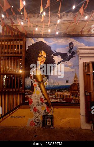 Barrio Getsemani Cartagena Colombia by Night - Street Art Fototapete - Afro Woman 2 / Mural de arte callejero: mujer con cabello afro Stockfoto