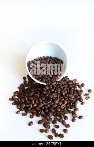 Kaffeebohnen isoliert auf weißem Hintergrund. Draufsicht. Kopierbereich. Stockfoto