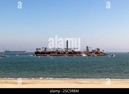Eine der vier künstlichen THUMS-Inseln in der San Pedro Bay vor der Küste von Long Beach, CA USA, 14. Juli 2019 Stockfoto