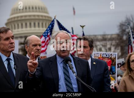 Washington Dc, Usa. Februar 2025. WASHINGTON, DC - FEBRUAR 5 ?: SEN. Tim Kaine (D-VA) spricht bei der „Restore Foreign Aid Now“-Kundgebung außerhalb der USA Kapitolgebäude am 5. Februar 2025 in Washington, DC? Elon Musk, Tech-Milliardär und Leiter des Department of Government Efficiency (DOGE), sagte in einem Social-Media-Beitrag, dass er und US-Präsident Donald Trump die ausländische Hilfsorganisation schließen werden. (Foto: Michael Nigro/SIPA USA) Credit: SIPA USA/Alamy Live News Stockfoto