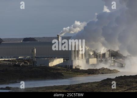 Kraftwerk. Dampf verdampft am Gunnuhver, nahe dem Leuchtturm von Reykjanes. Gunnuhver ist das Herz eines zukünftigen Geoparks, IcelandÂ großen Stockfoto