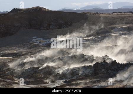 Dampf verdampft am Gunnuhver, nahe dem Leuchtturm von Reykjanes. Gunnuhver ist das Herz eines zukünftigen Geoparks, IcelandÂ größtem Schlammbecken, Stockfoto