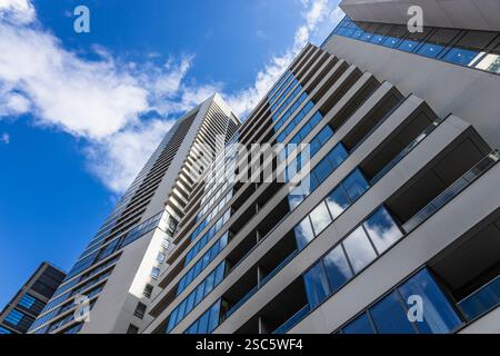 Modernes Hochhaus mit architektonischen Glasdetails Stockfoto
