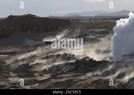Dampf verdampft am Gunnuhver, nahe dem Leuchtturm von Reykjanes. Gunnuhver ist das Herz eines zukünftigen Geoparks, IcelandÂ größtem Schlammbecken, Stockfoto