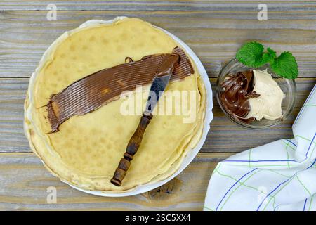 Pfannkuchen mit Schokoladenaufstrich Stockfoto