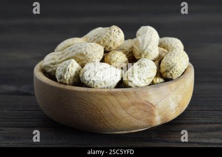 Erdnüsse in Holzschale Stockfoto