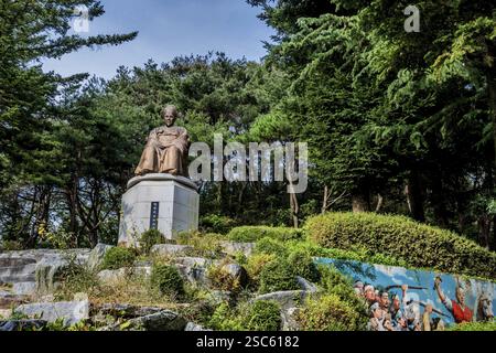 Cheongyang-Gun, Südkorea, 2. Oktober 2020: Nur für redaktionelle Zwecke. Statue des Generals der koreanischen Gerechten Armee, Choe Ik-hyeon im Wildnispark Stockfoto
