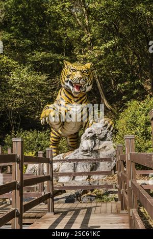 Cheongyang-Gun, Südkorea, 2. Oktober 2020: Nur für redaktionelle Zwecke. Statue eines Riesentiers auf Felsbrocken im Bergpark, Asien Stockfoto