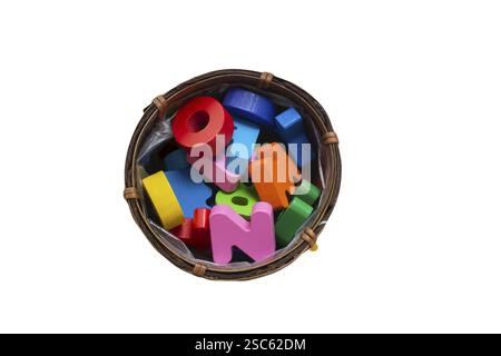 Farbige Holzbuchstaben des englischen Alphabets auf weißem Hintergrund, Kopierraum Stockfoto