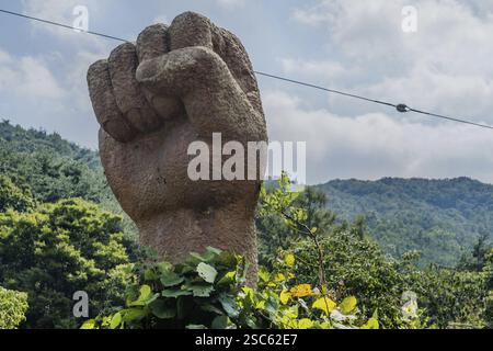 Cheongyang-Gun, Südkorea, 2. Oktober 2020: Nur für redaktionelle Zwecke. Statue mit erhobener geballter Faust in der Wildnis unter dem Dach Asiens Stockfoto