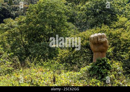 Cheongyang-Gun, Südkorea, 2. Oktober 2020: Nur für redaktionelle Zwecke. Statue mit erhobener geballter Faust in der Wildnis unter dem Dach Asiens Stockfoto