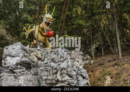Cheongyang-Gun, Südkorea, 2. Oktober 2020: Nur für redaktionelle Zwecke. Skulptur eines riesigen gelben Drachen auf einem großen Felsbrocken im Bergpark in Asien Stockfoto