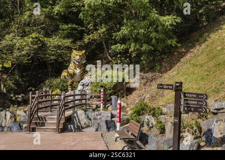 Cheongyang-Gun, Südkorea, 2. Oktober 2020: Nur für redaktionelle Zwecke. Statue eines Riesentiers auf Felsbrocken im Bergpark, Asien Stockfoto