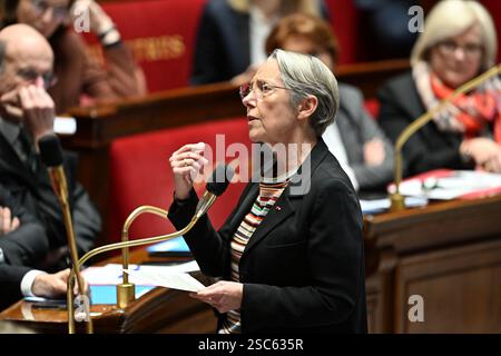 Paris, Frankreich. Februar 2025. Paris am 5. Februar 2025, Fragen an die Regierung - Elisabeth Born ehemalige Premierministerin, Bildungsministerin während einer Sitzung von Fragen an die Regierung in der französischen Nationalversammlung Credit: HMB Media/Alamy Live News Stockfoto