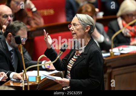 Paris, Frankreich. Februar 2025. Paris am 5. Februar 2025, Fragen an die Regierung - Elisabeth Born ehemalige Premierministerin, Bildungsministerin während einer Sitzung von Fragen an die Regierung in der französischen Nationalversammlung Credit: HMB Media/Alamy Live News Stockfoto