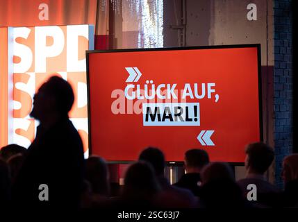 Marl, Ger. Februar 2025. Im Bild zu sehen: Symbolfoto von der Bühne mit einem Spruch auf dem Fernseher: Glück auf, Marl. Bundestagswahlkampf 2025. Mehr für dich. Besser für Deutschland. OLAF Scholz im Gespräch - 04.02.2025, Marl, La Victoria Eventhalle, Nordrhein Westfalen Credit: HMB Media/Alamy Live News Stockfoto