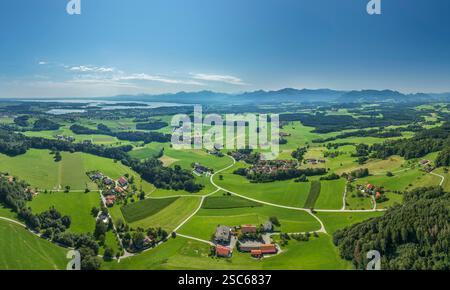 Luftaufnahme des Alpenvorlandes mit Chiemsee- und Chiemgauer Alpen im Hintergrund, Ratzinger Höhe, Chiemgau, Oberbayern, Bayern, Deutschland Stockfoto