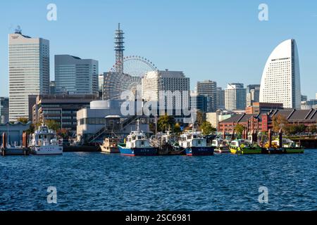 Yokohama Uferpromenade mit Riesenrad und Gebäuden im Hintergrund Stockfoto