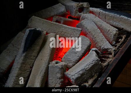 Bild von glühend heißen Kohlen eines Feuers in Nahaufnahme. Stockfoto
