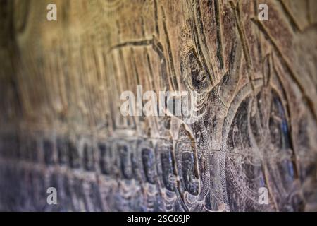 Detail der Schnitzereien an der Wand im hinduistisch-buddhistischen Tempelkomplex Angkor Wat, Angkor Wat, in der Nähe von Siem Reap, Provinz Siem Reap, Kambodscha, Asien Stockfoto