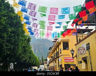 Tepoztlan, Morelos, Mexiko - 7. November 2024: Kopfsteinpflasterstraßen der magischen Stadt Tepoztlan in Morelos, Mexiko, ein Ort der Ruhe, mystischen und warmen Klima Stockfoto