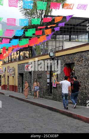 Tepoztlan, Morelos, Mexiko - 7. November 2024: Kopfsteinpflasterstraßen der magischen Stadt Tepoztlan in Morelos, Mexiko, ein Ort der Ruhe, mystischen und warmen Klima Stockfoto