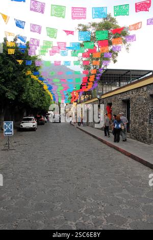 Tepoztlan, Morelos, Mexiko - 7. November 2024: Kopfsteinpflasterstraßen der magischen Stadt Tepoztlan in Morelos, Mexiko, ein Ort der Ruhe, mystischen und warmen Klima Stockfoto
